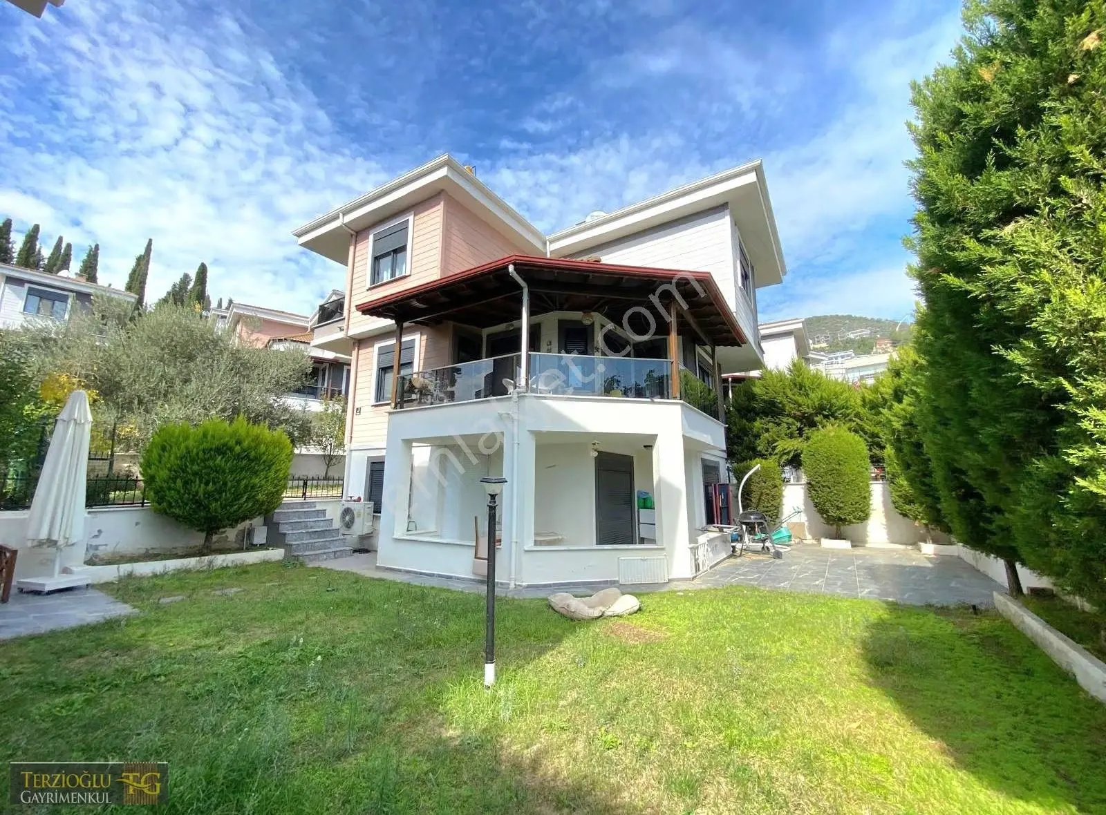 Terzioğlu'ndan Altınoluk Merkezde 300 M2 Arsa İçerisinde Villa