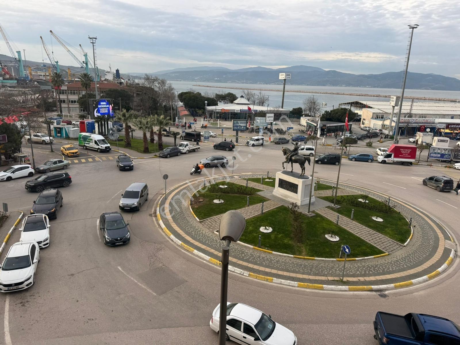 Bandırma Mavi Emlaktan İşlek Ana Cadde Üzerinde Satılık Ofis