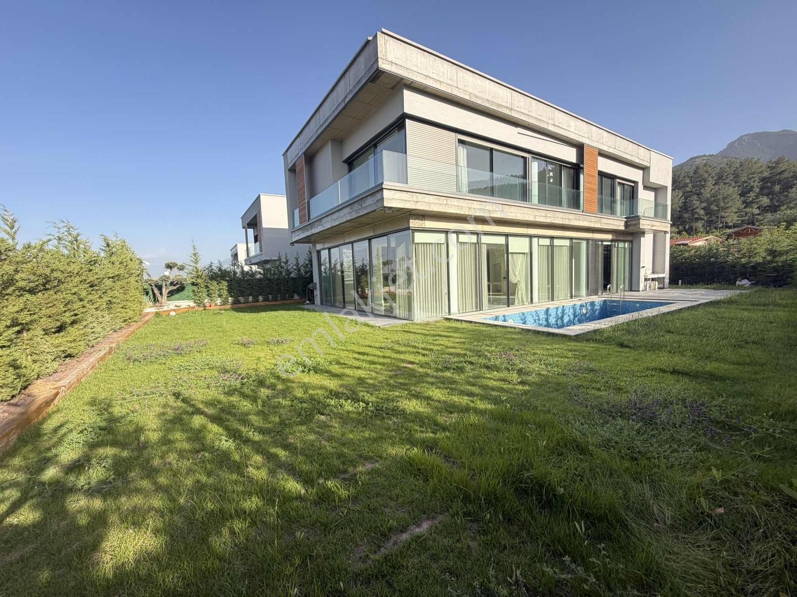Şehzade Gayrimenkul'den Şirinköy'de Doğa Manzaralı Kiralık Villa