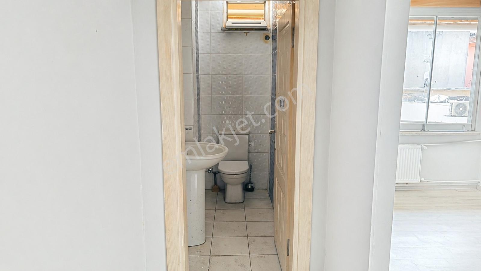 İzmit Fethiye'de Karagöz İş Hanında Kiralık Teraslı 75m² Ofis - Görsel 2