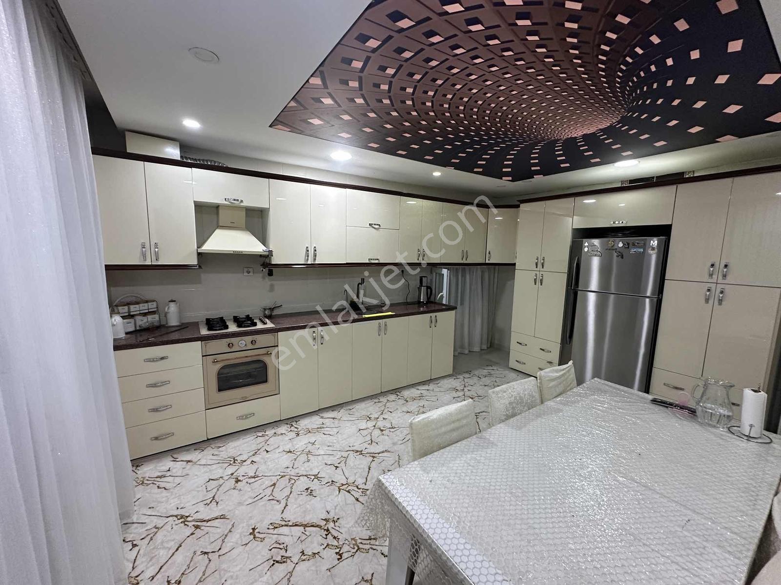 Çarşıya Çok Yakın Satılık 3+1 Daire 175 M2