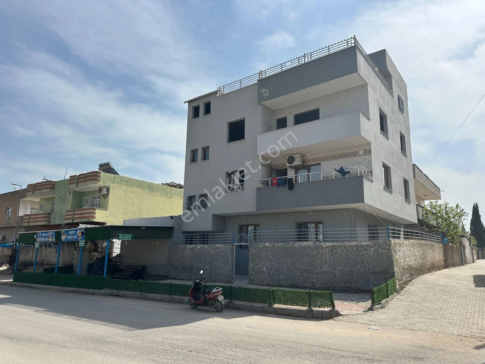 8 Mart Mahallesi'nde Satılık Köşe Başı Bina