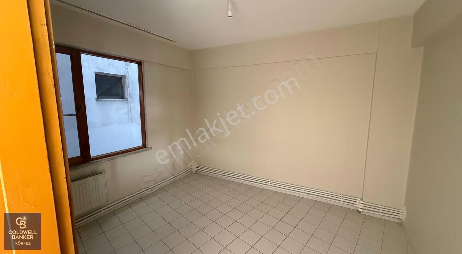 Edremitin En İşlek Caddesinde 3+1 Kiralık Daire - Görsel 18