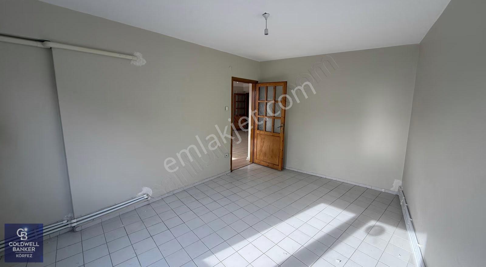 Edremitin En İşlek Caddesinde 3+1 Kiralık Daire - Görsel 24