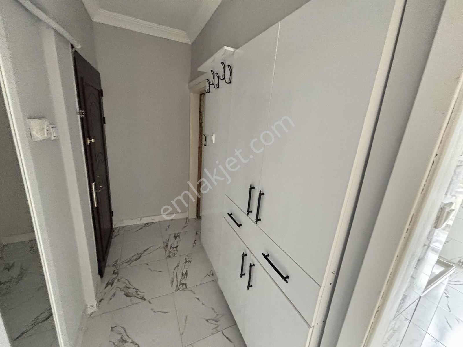 A L C Den Site İci Metro Yakını Ara Katta 3+1 Satılık - Görsel 3