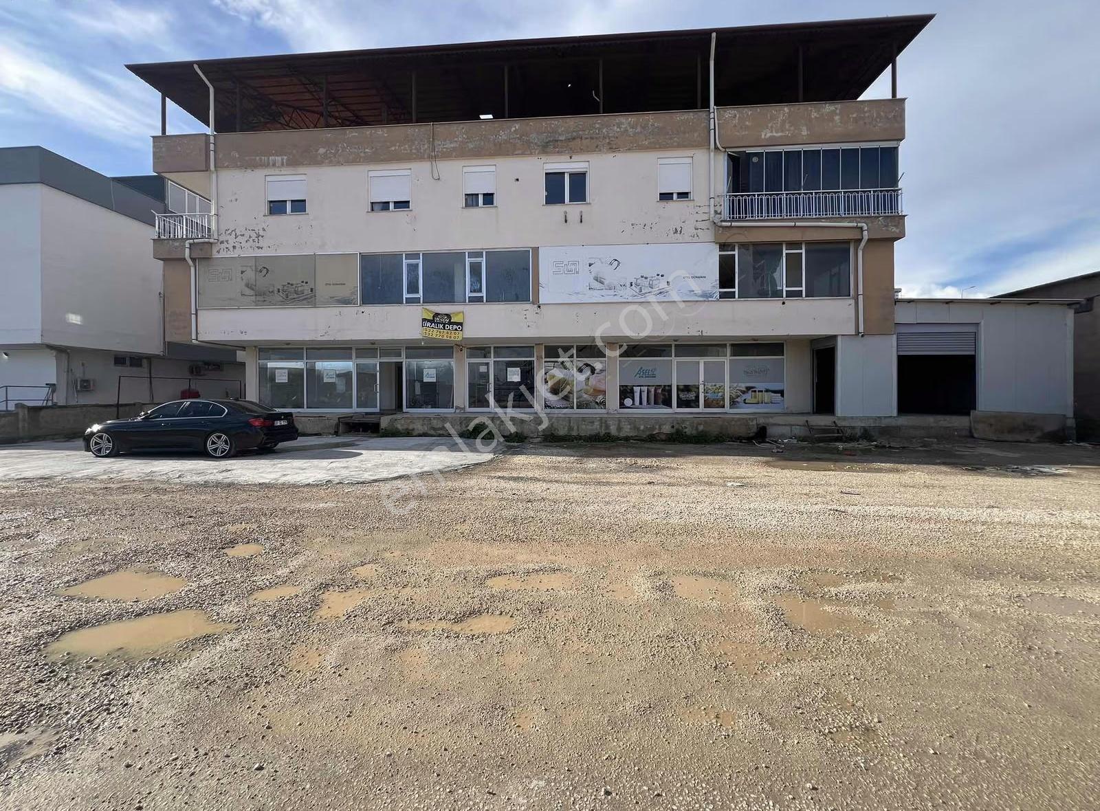 Altınovada Kiralık Ruhsatlı 1000m2 İş Merkezi