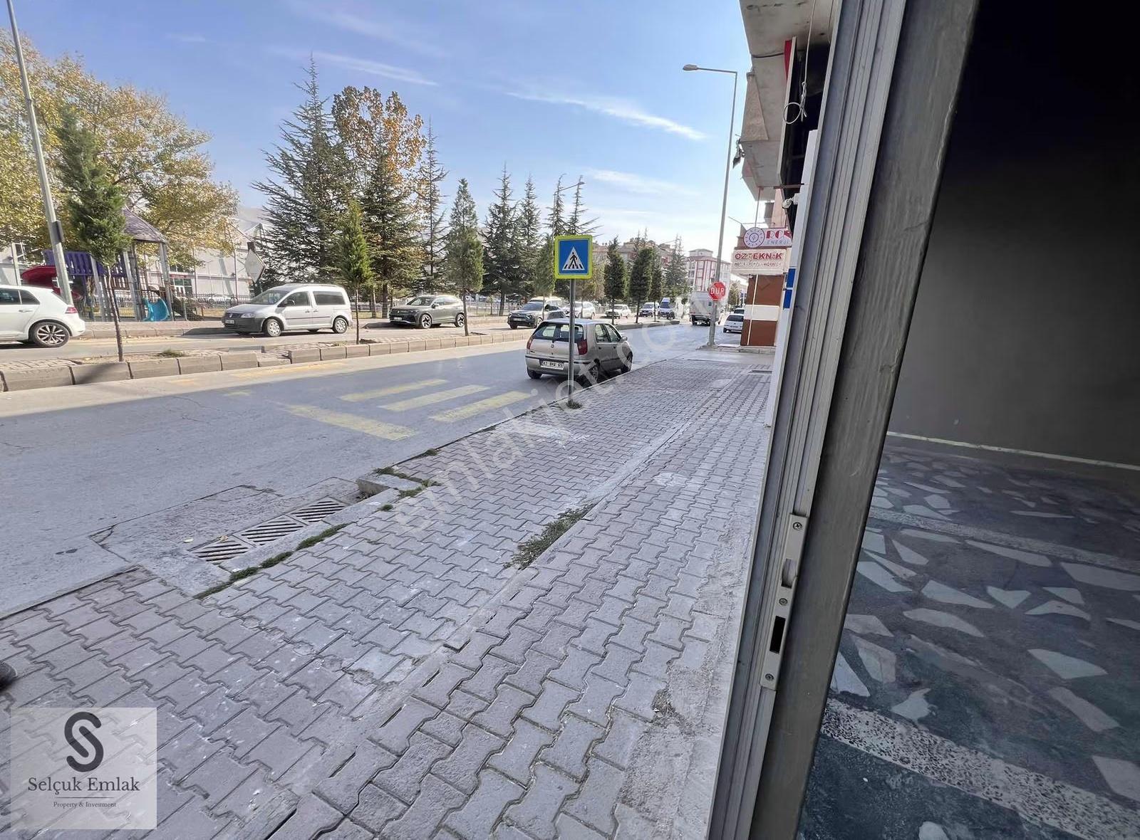 Niğde Merkez Kale Mah Stadyum Karşısı 225 M2 Kiralık Dükkan