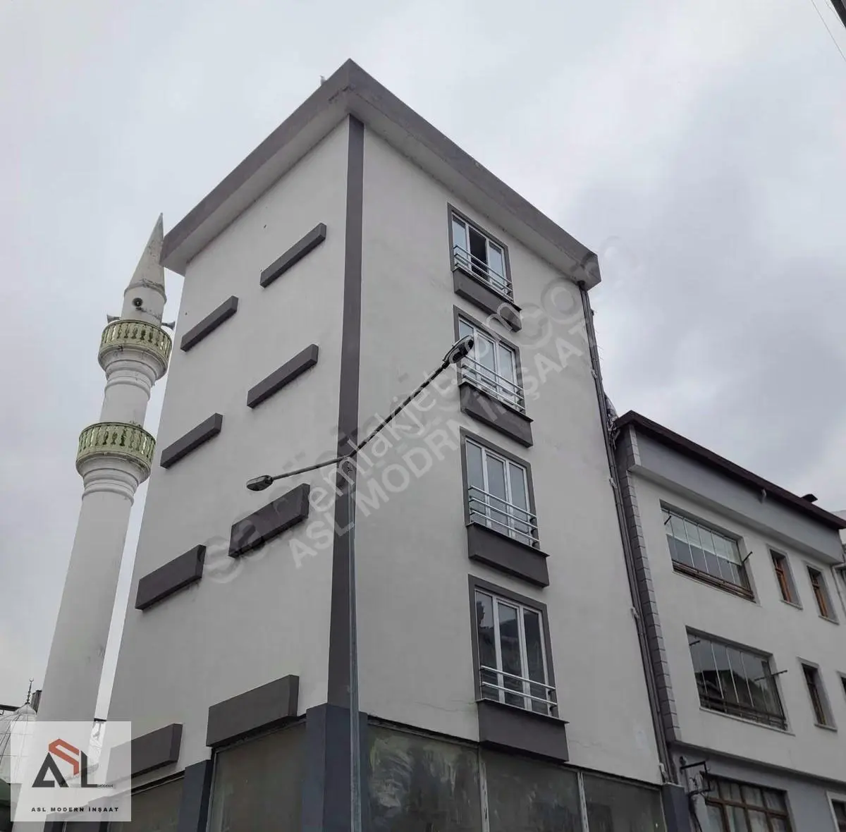 Yenimahalle'de Şehrin Merkezinde Satılık 1+1