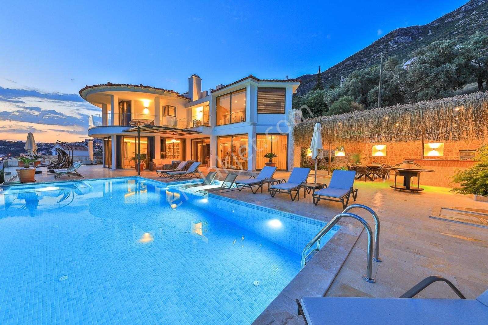 Kalkan Kızıltaşta 5 Yatak Odalı Muhteşem Villa