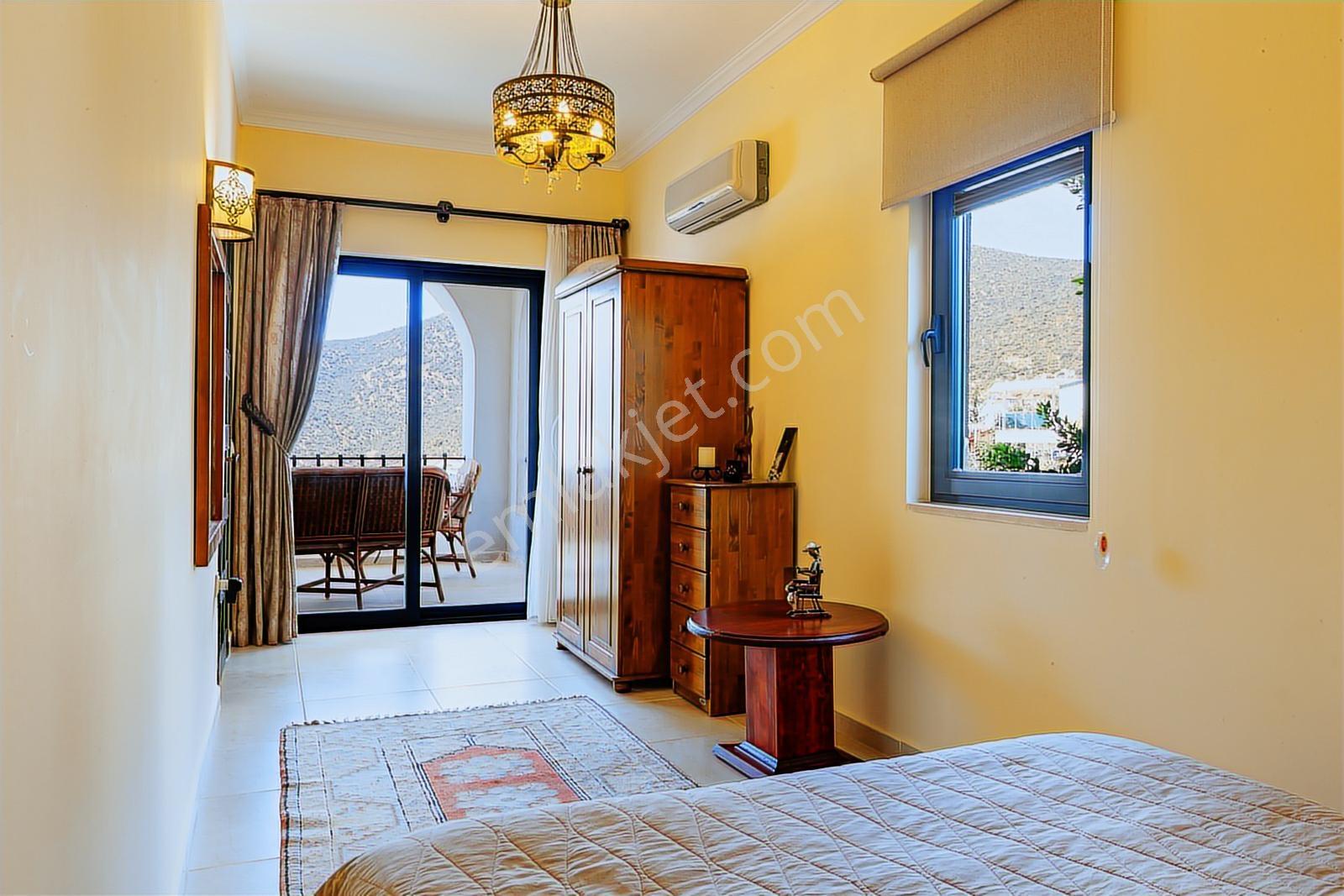 Kalamarda Deniz Manzaralı 4 Yatak Odalı Villa - Görsel 25