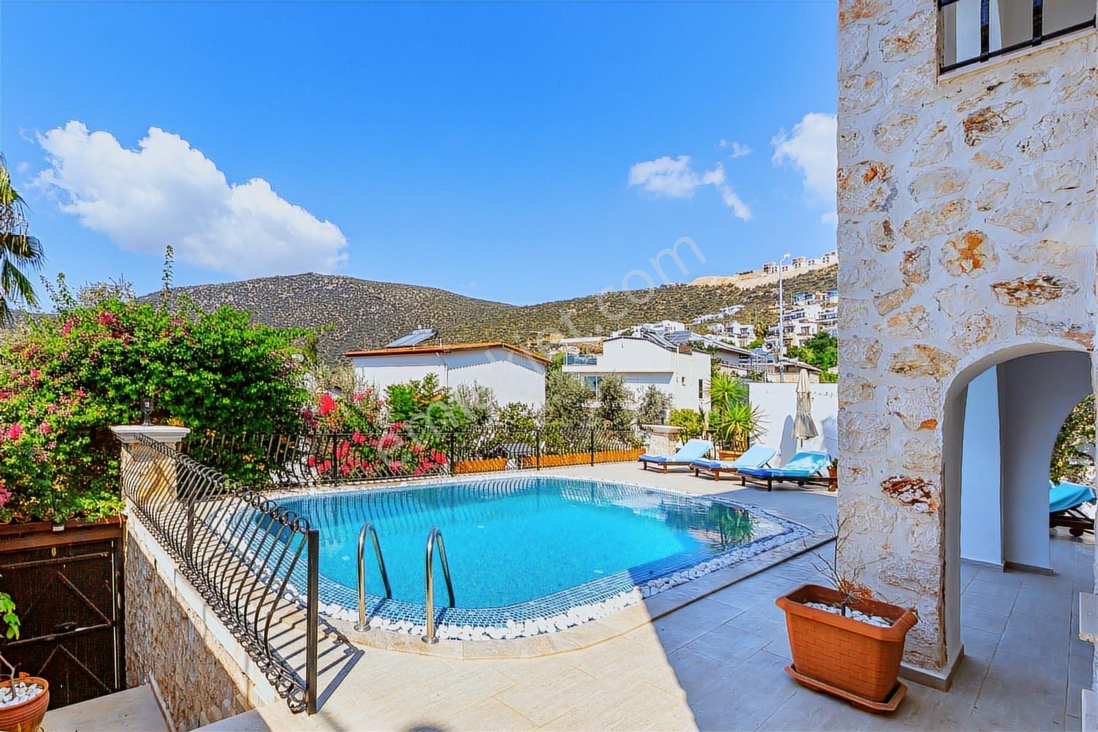 Kalamarda Deniz Manzaralı 4 Yatak Odalı Villa - Görsel 13