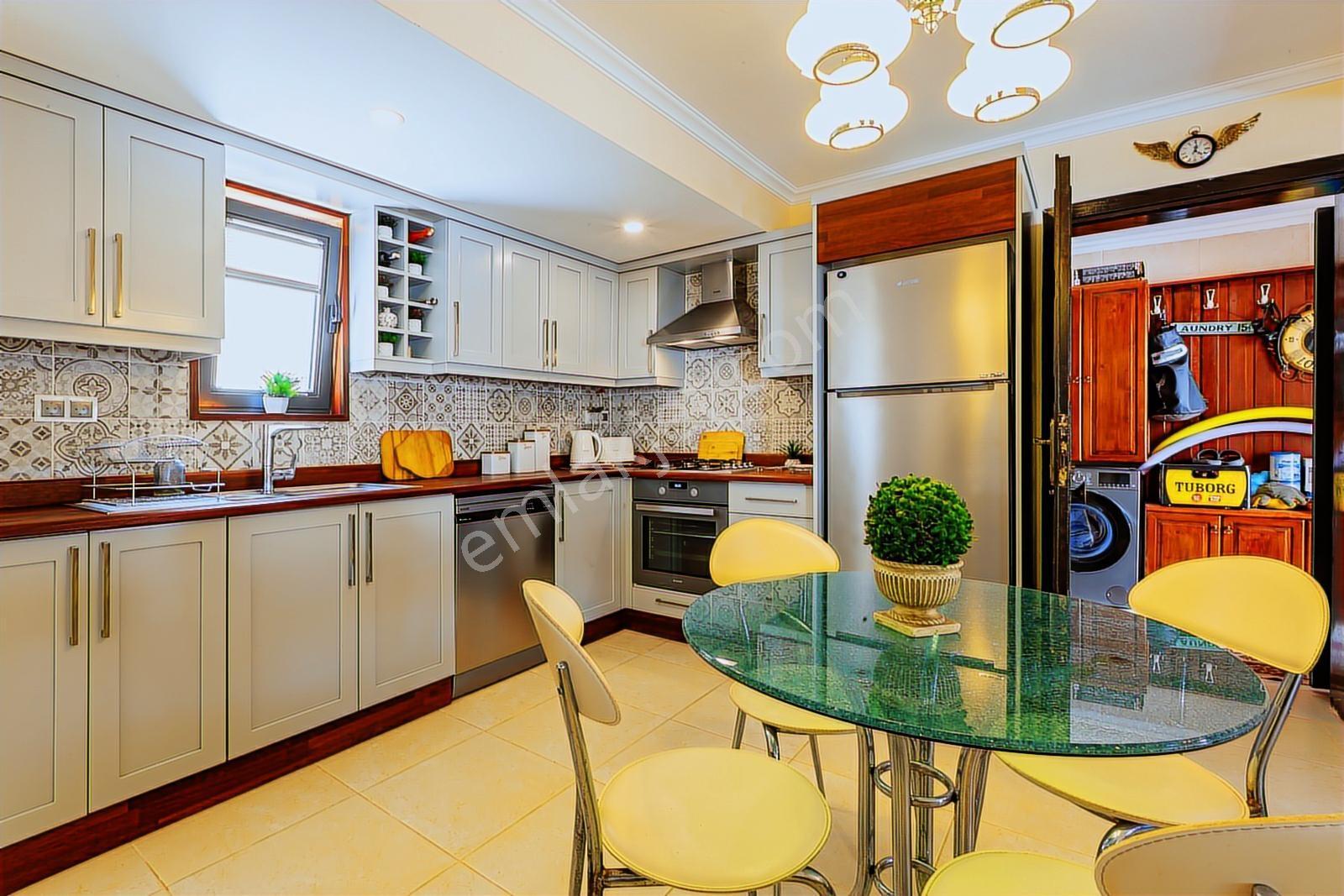 Kalamarda Deniz Manzaralı 4 Yatak Odalı Villa - Görsel 17