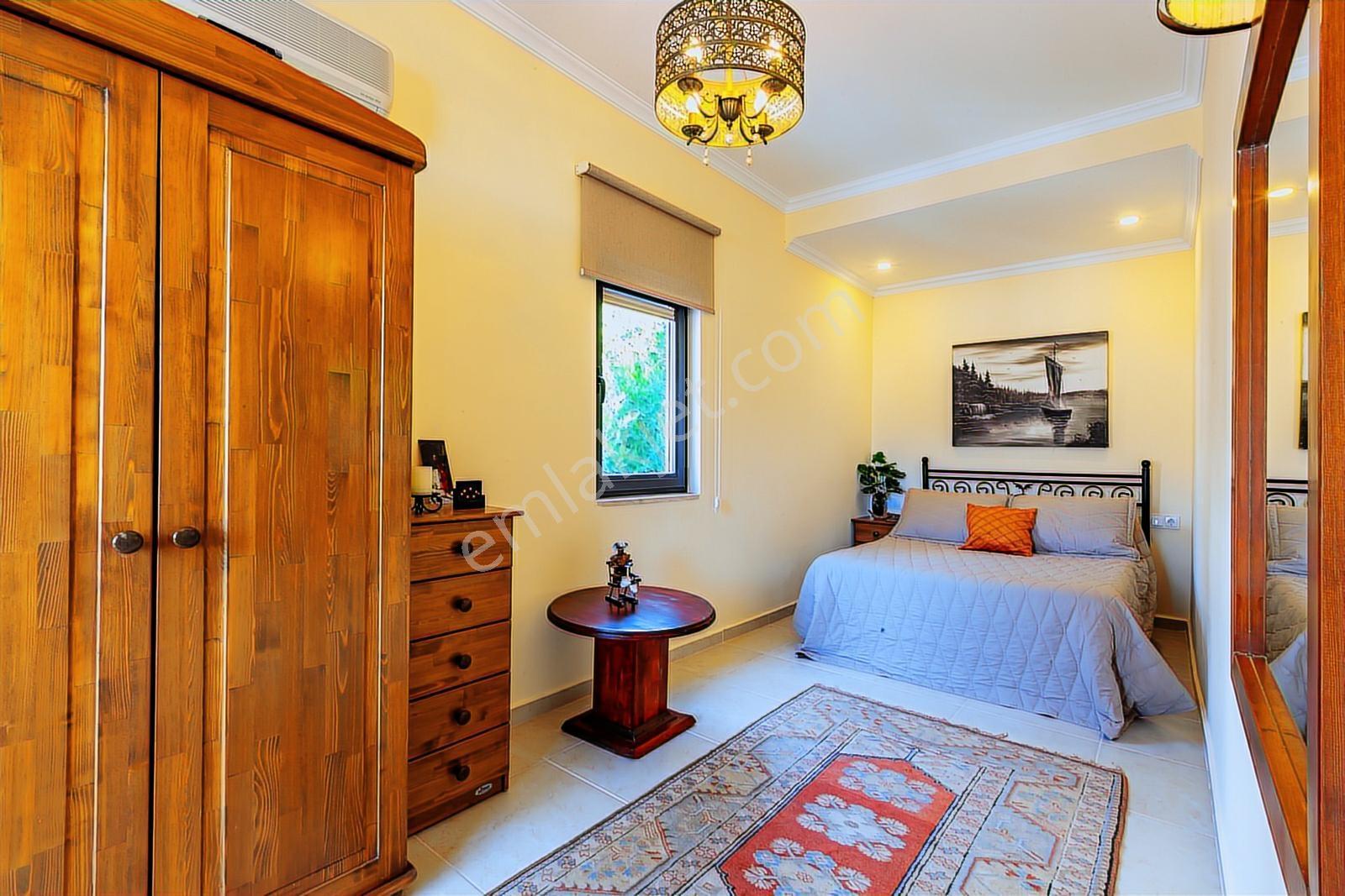 Kalamarda Deniz Manzaralı 4 Yatak Odalı Villa - Görsel 19