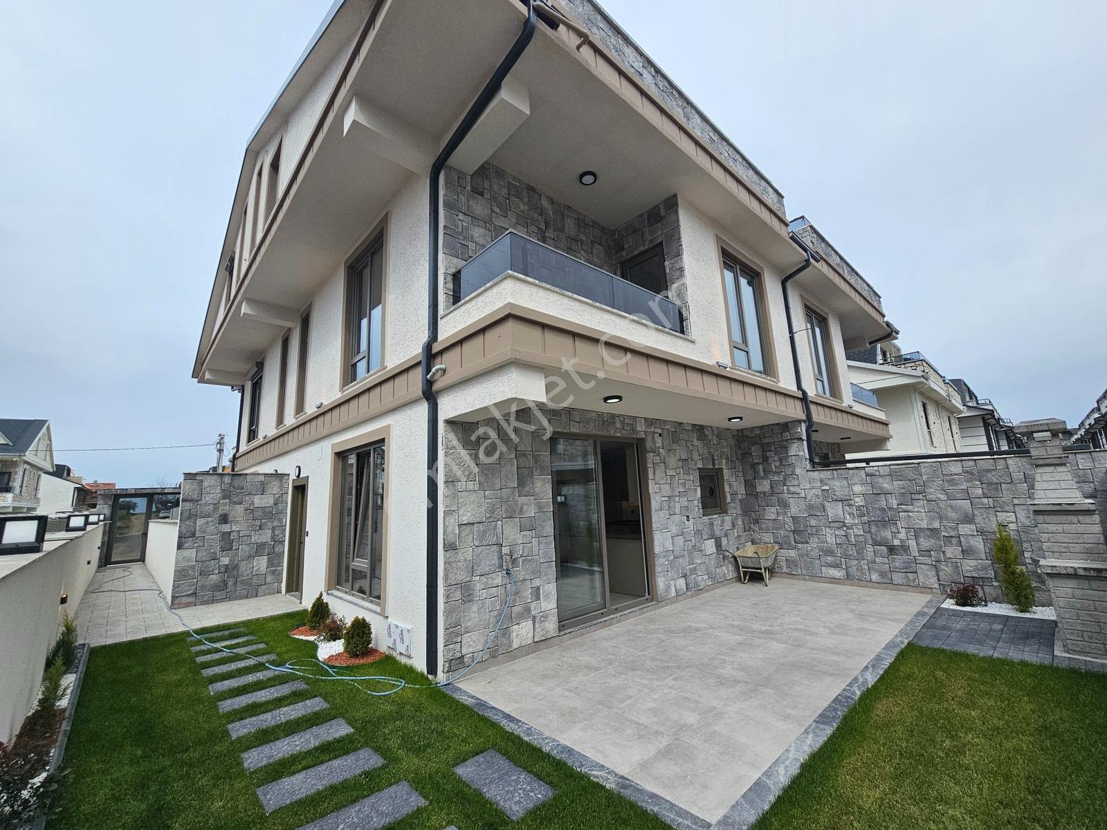 Deniz'den 4+1 Bahçeli,yerden Isıtmalı, Denize Yakın Villa - Görsel 5