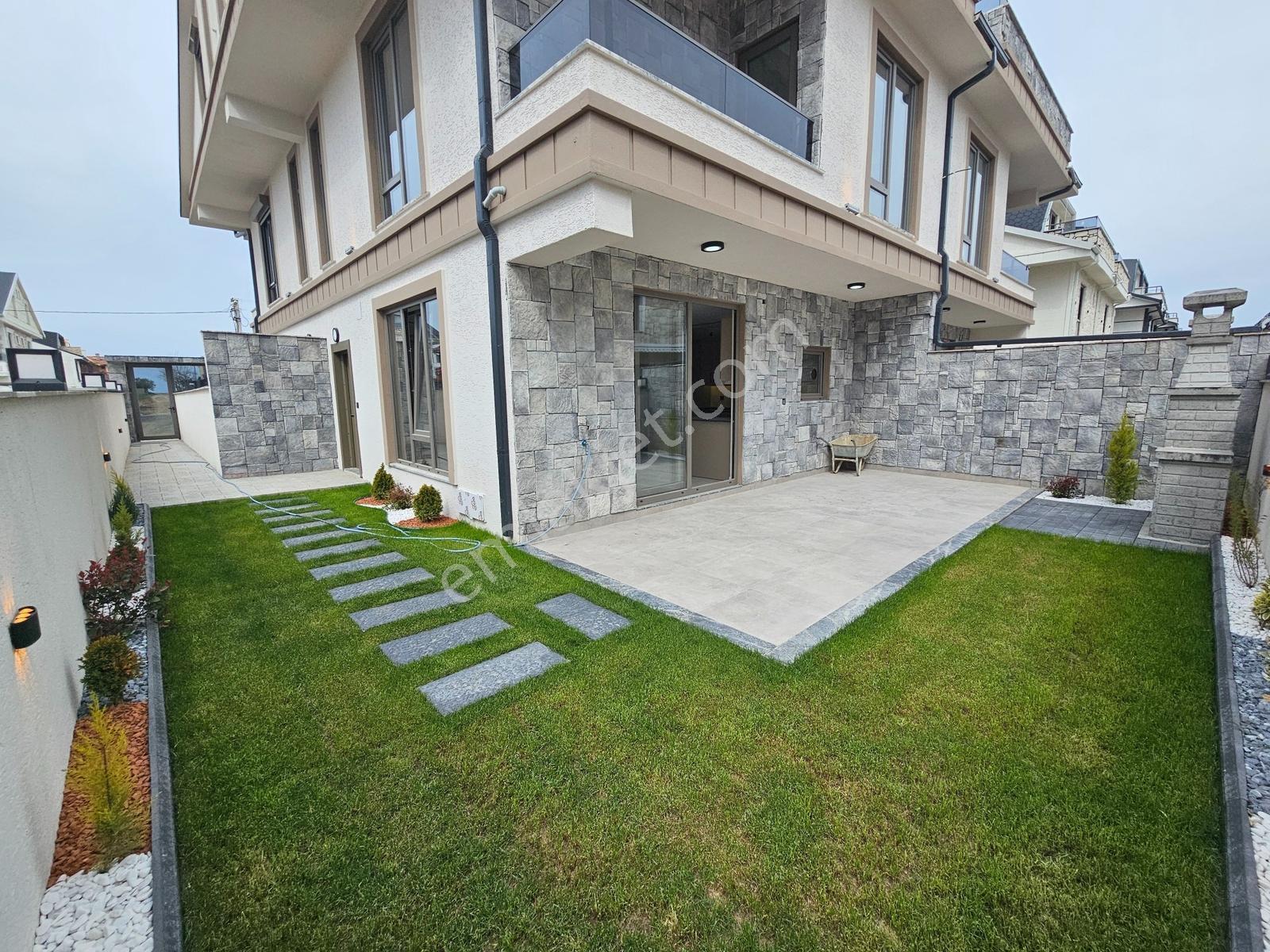 Deniz'den 4+1 Bahçeli,yerden Isıtmalı, Denize Yakın Villa - Görsel 2