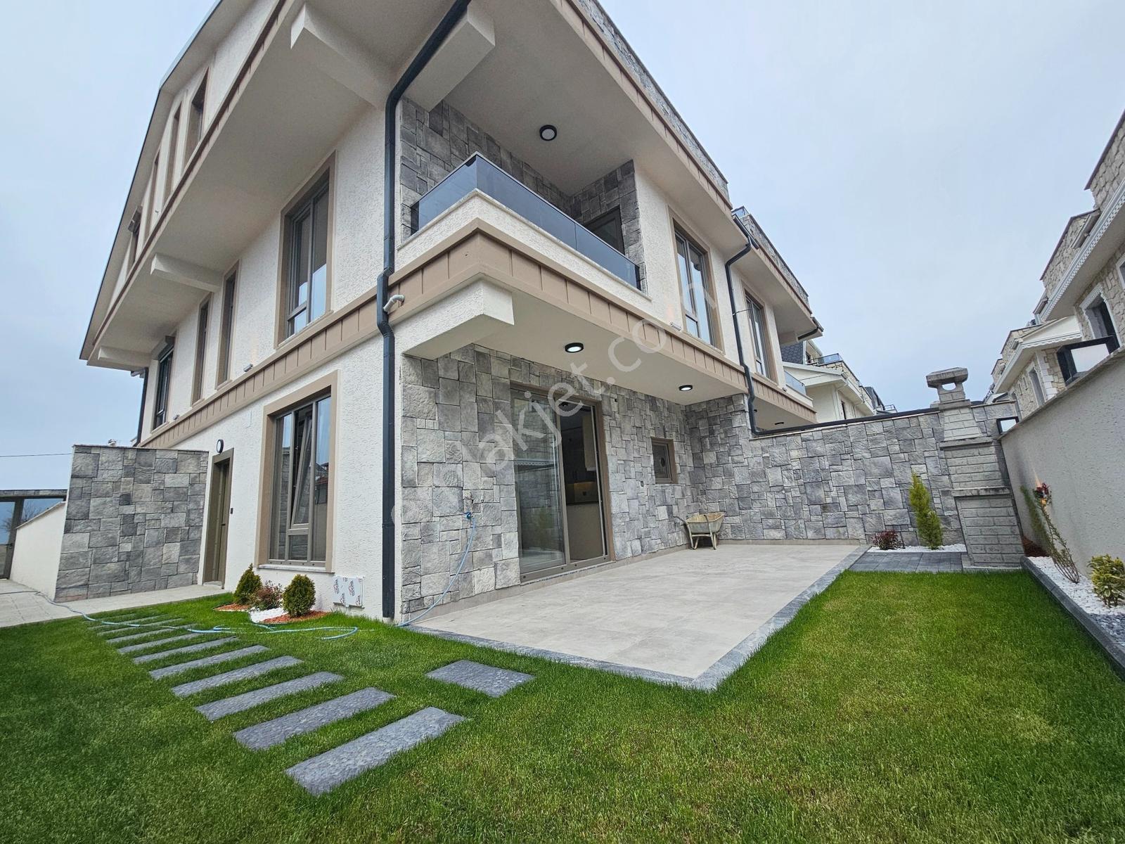 Deniz'den 4+1 Bahçeli,yerden Isıtmalı, Denize Yakın Villa - Görsel 3