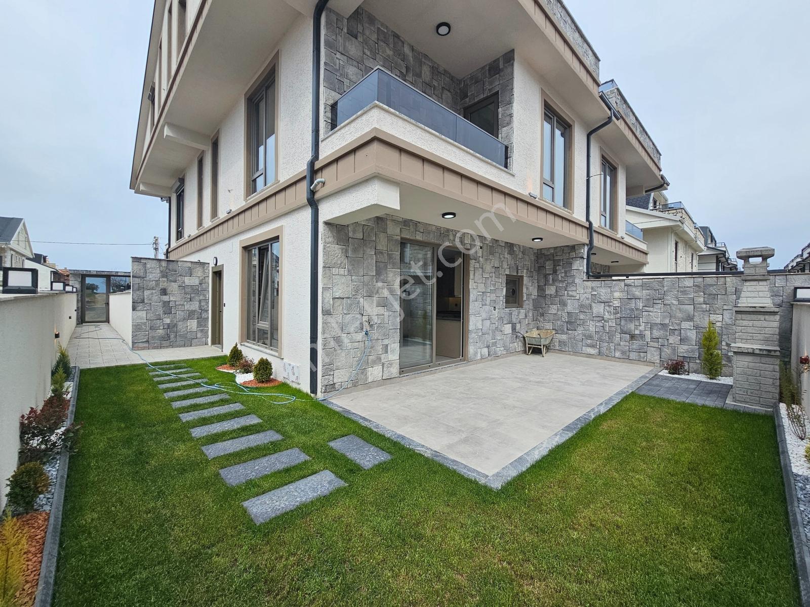 Deniz'den 4+1 Bahçeli,yerden Isıtmalı, Denize Yakın Villa - Görsel 8