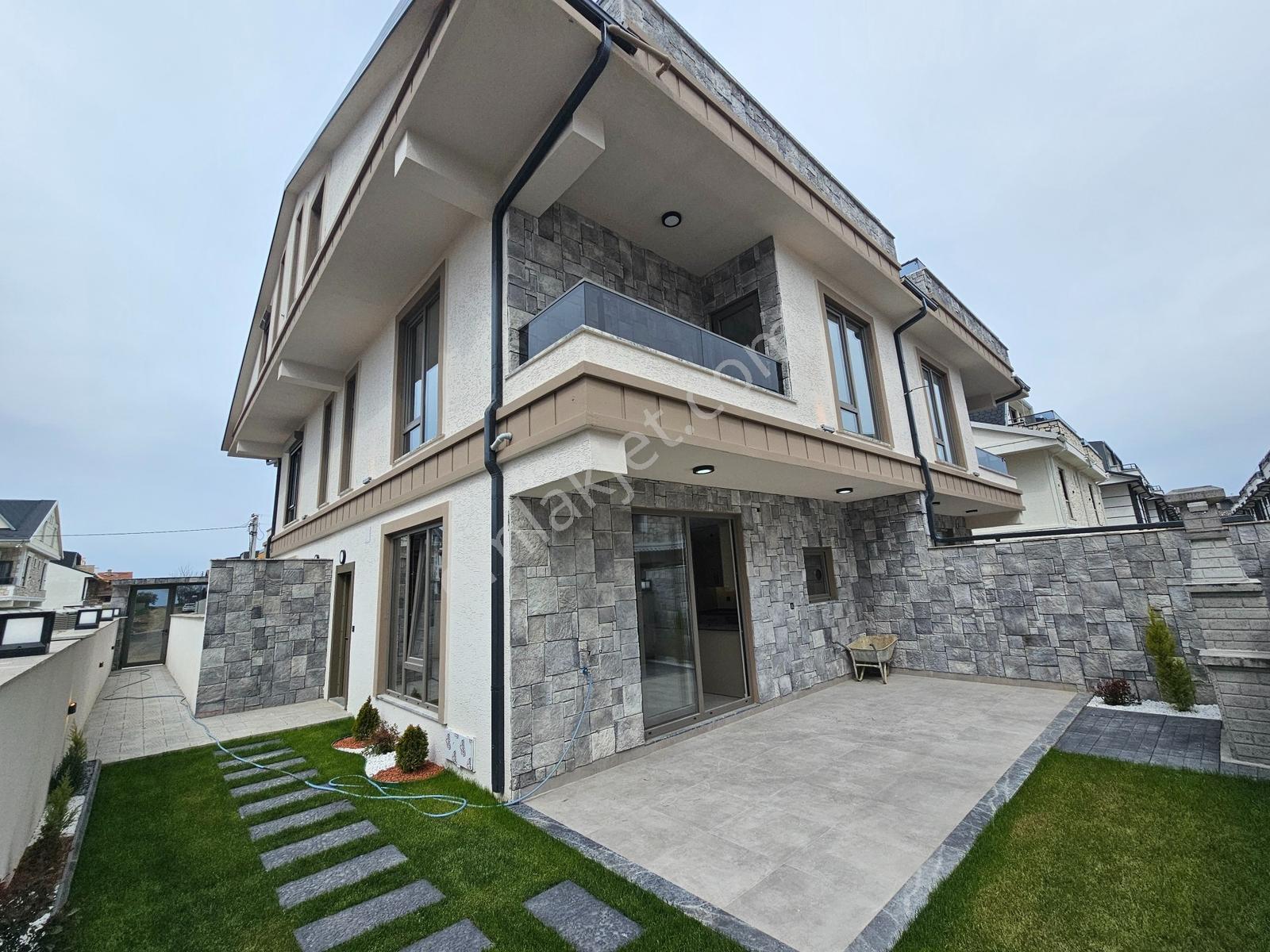 Deniz'den 4+1 Bahçeli,yerden Isıtmalı, Denize Yakın Villa