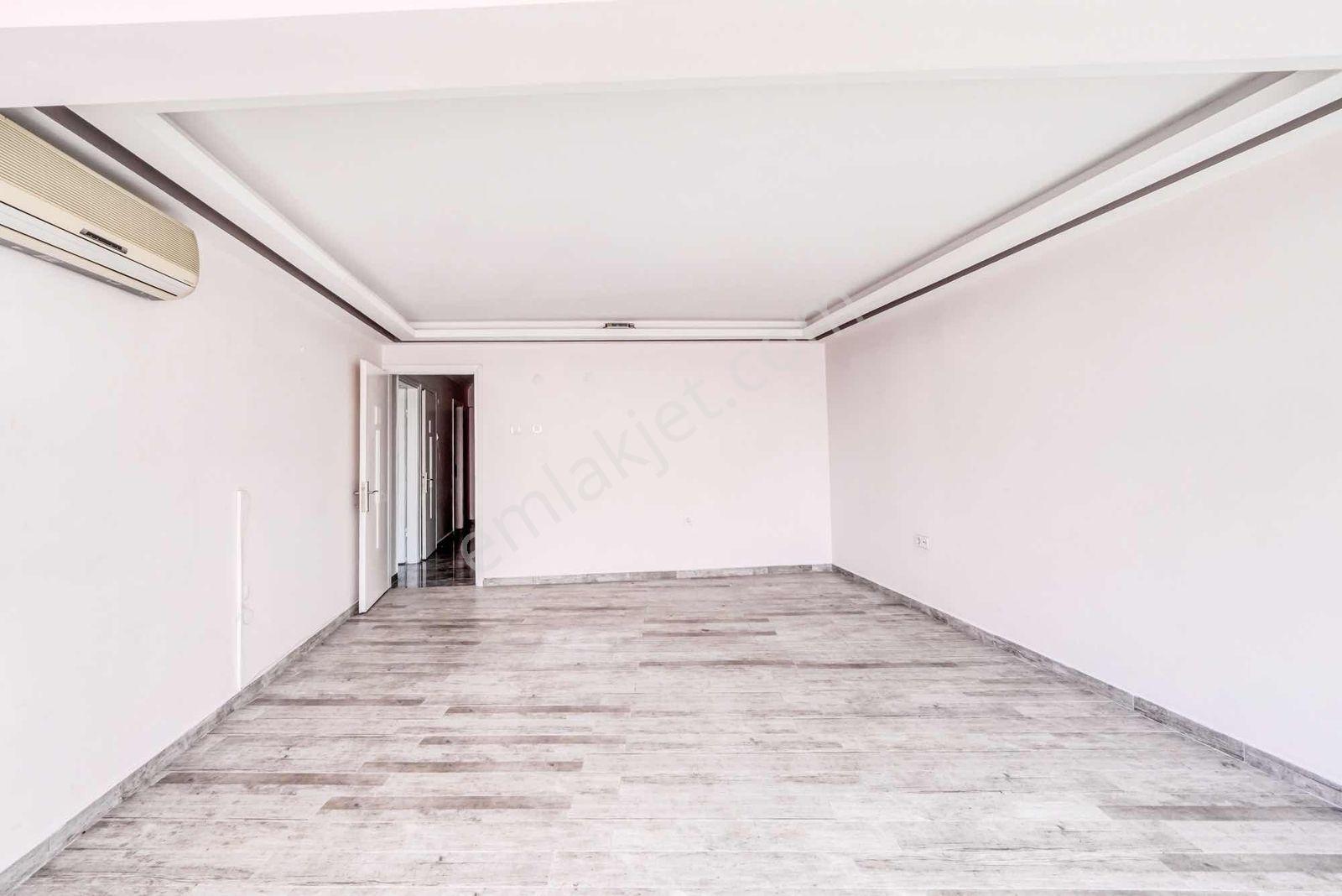 Karşıyaka Atakentte Cadde Üzeri 2+1 Kiralık Ofis
