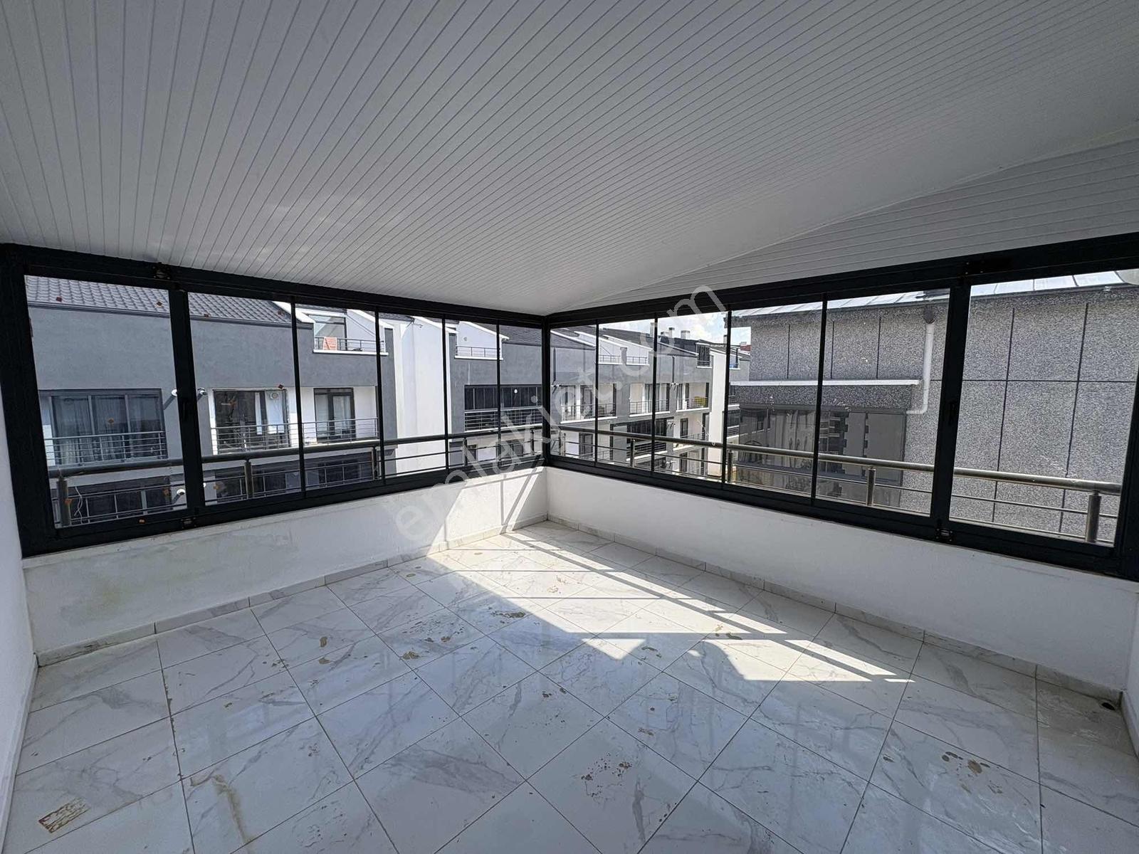 Alaçatı'dan İncek'te Teras Cam Balkon Bulvar Yakını İskanlı 2+1 - Görsel 17