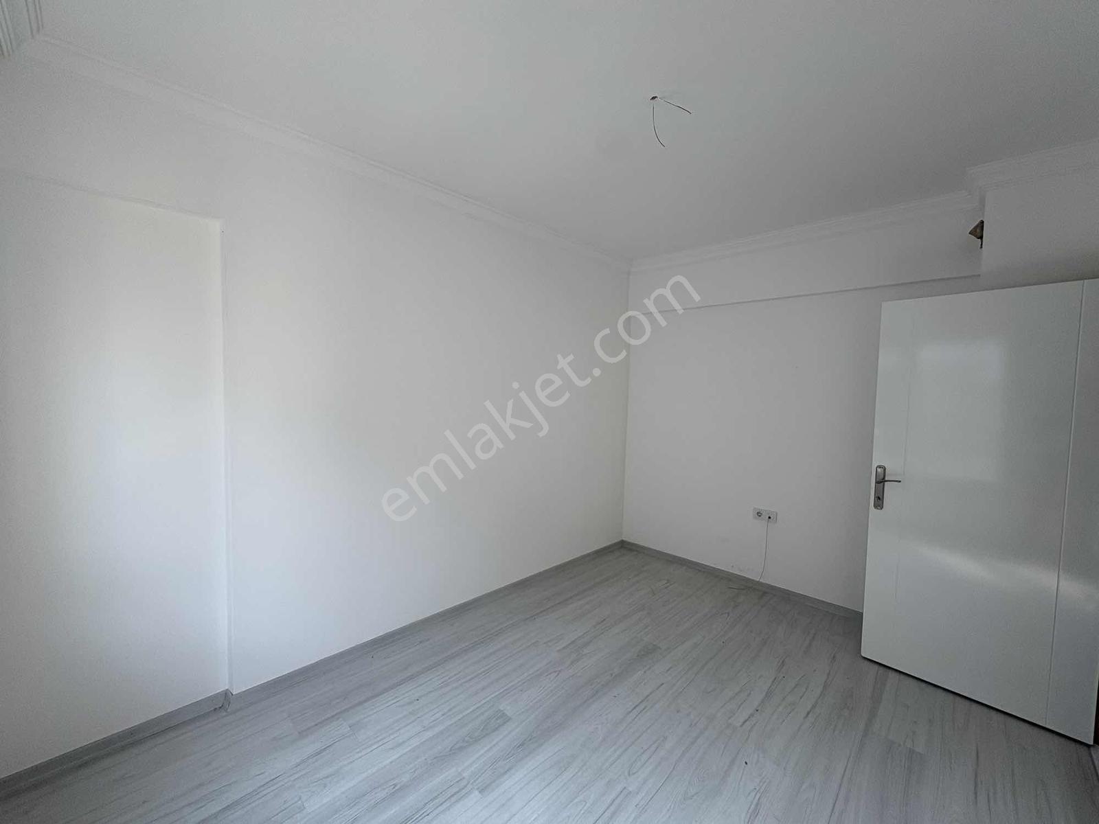 Alaçatı'dan İncek'te Teras Cam Balkon Bulvar Yakını İskanlı 2+1 - Görsel 10