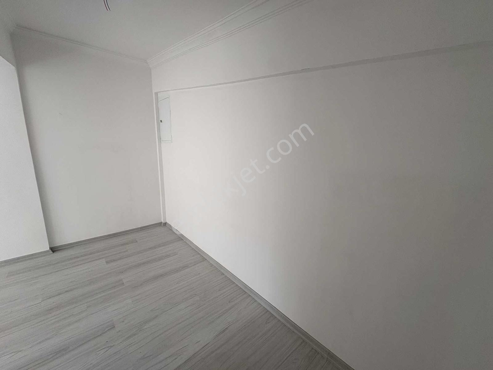 Alaçatı'dan İncek'te Teras Cam Balkon Bulvar Yakını İskanlı 2+1 - Görsel 26
