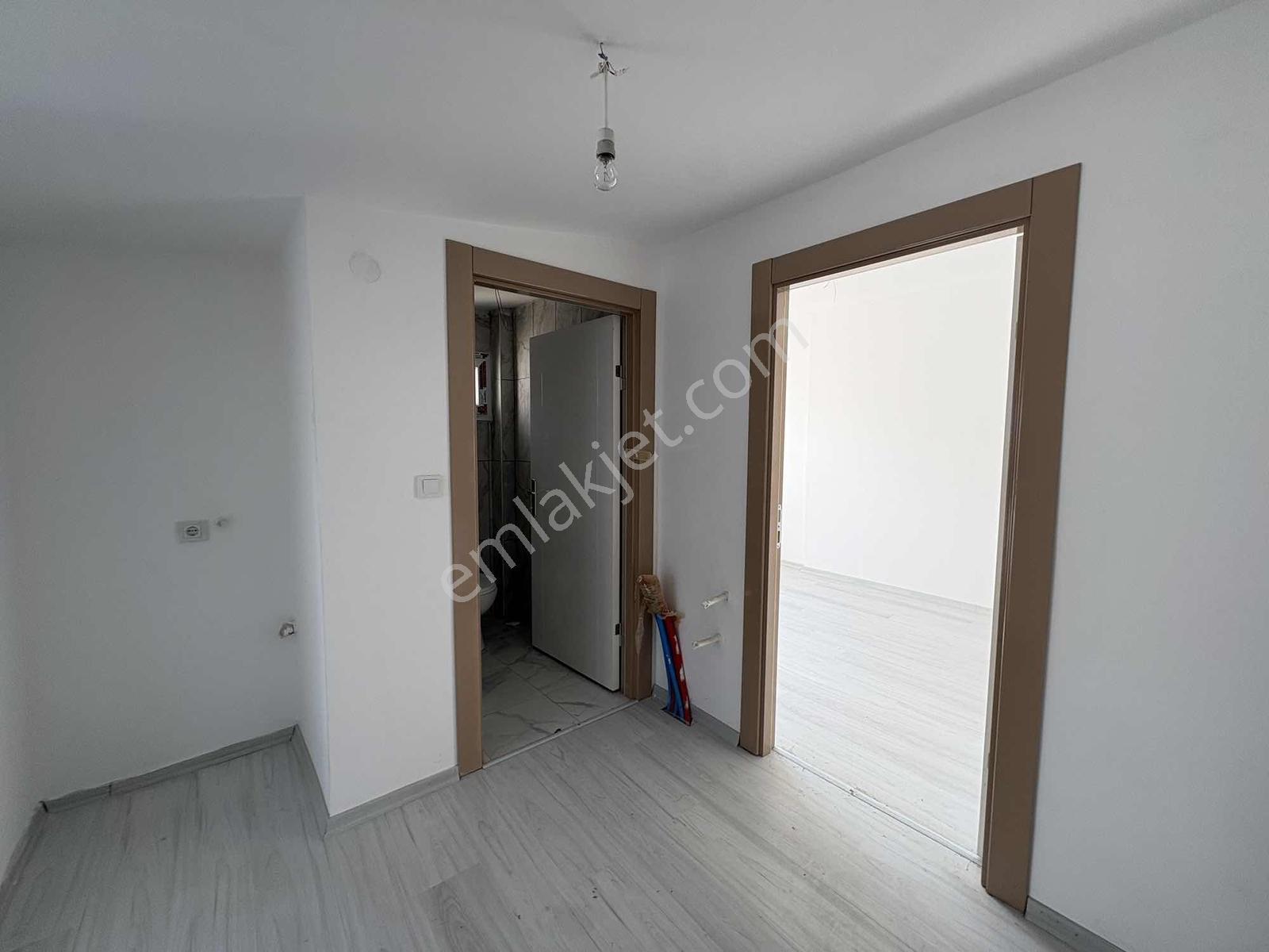 Alaçatı'dan İncek'te Teras Cam Balkon Bulvar Yakını İskanlı 2+1 - Görsel 11