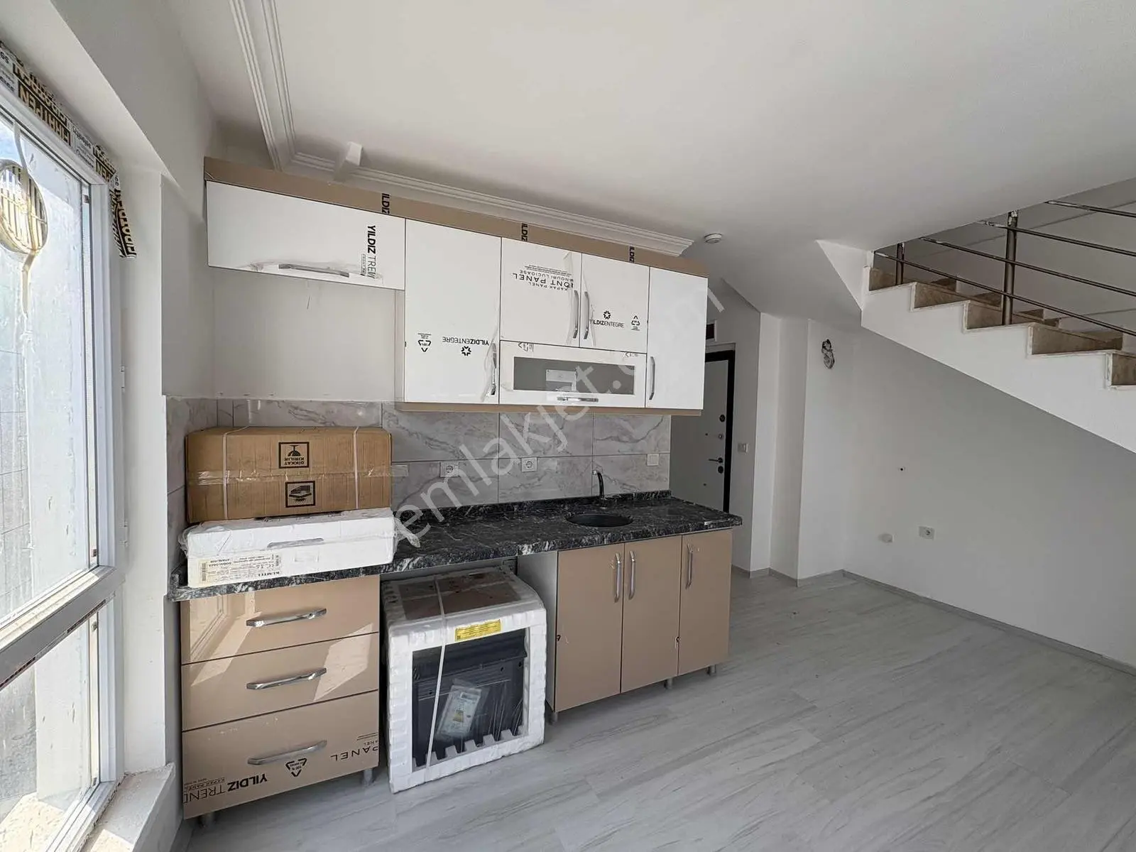 Alaçatı'dan İncek'te Teras Cam Balkon Bulvar Yakını İskanlı 2+1 - Görsel 3