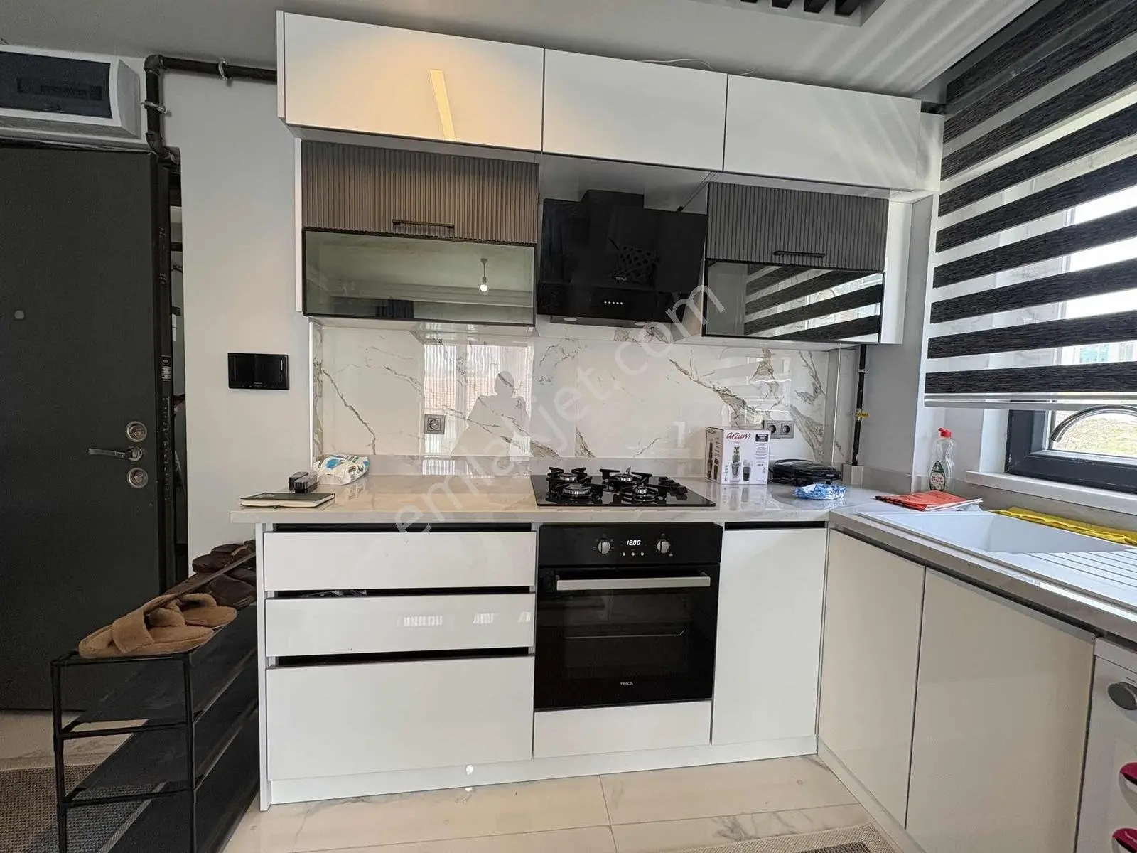 Alaçatı'dan İncek'te Bulvara 50 Metre Ara Kat Eşyalı 1+1 Kiralık - Görsel 4