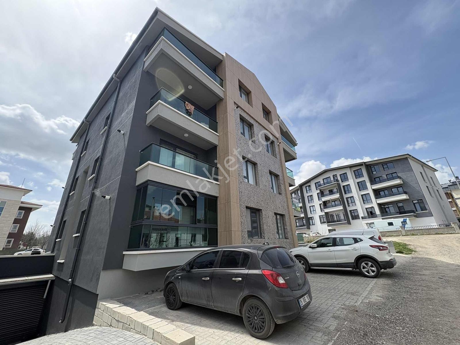 Alaçatı'dan İncek'te Bulvara 50 Metre Ara Kat Eşyalı 1+1 Kiralık