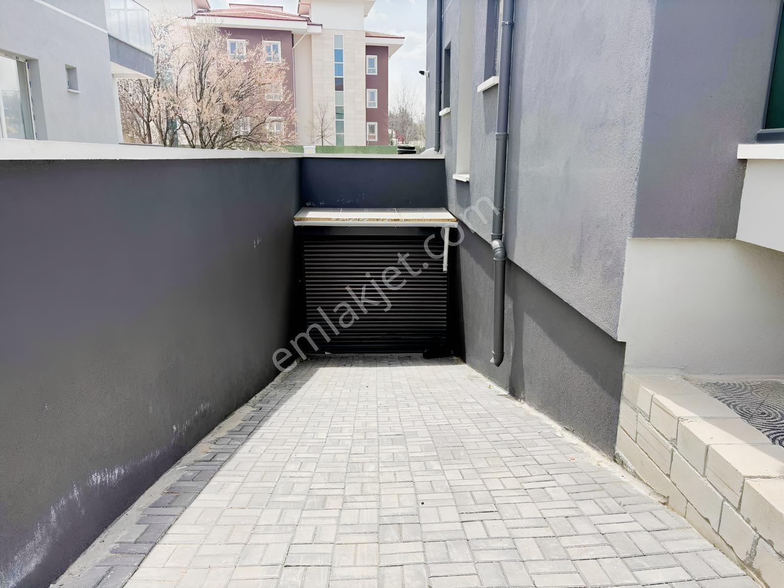Alaçatı'dan İncek'te Bulvara 50 Metre Ara Kat Eşyalı 1+1 Kiralık - Görsel 41