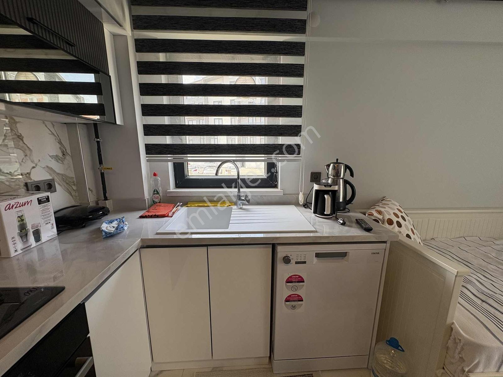 Alaçatı'dan İncek'te Bulvara 50 Metre Ara Kat Eşyalı 1+1 Kiralık - Görsel 35