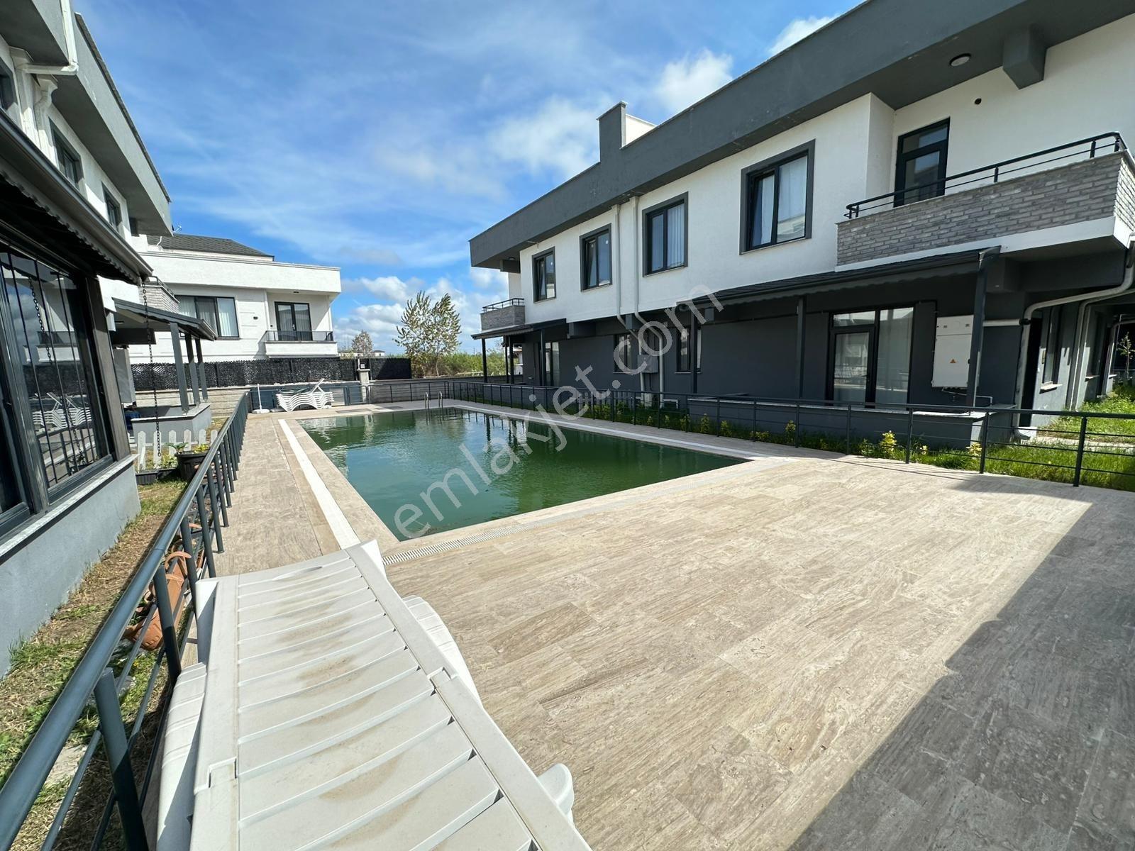 Karasu Sahilinde | Havuzlu Sitede | 5+1 Triplex Köşe Villa - Görsel 12