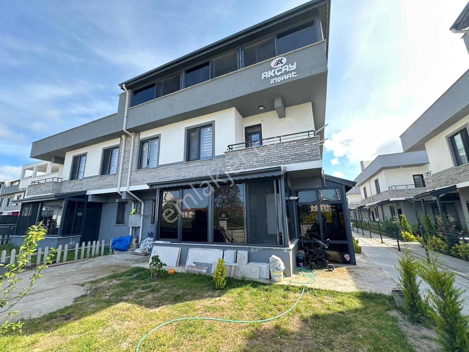 Karasu Sahilinde | Havuzlu Sitede | 5+1 Triplex Köşe Villa - Görsel 33