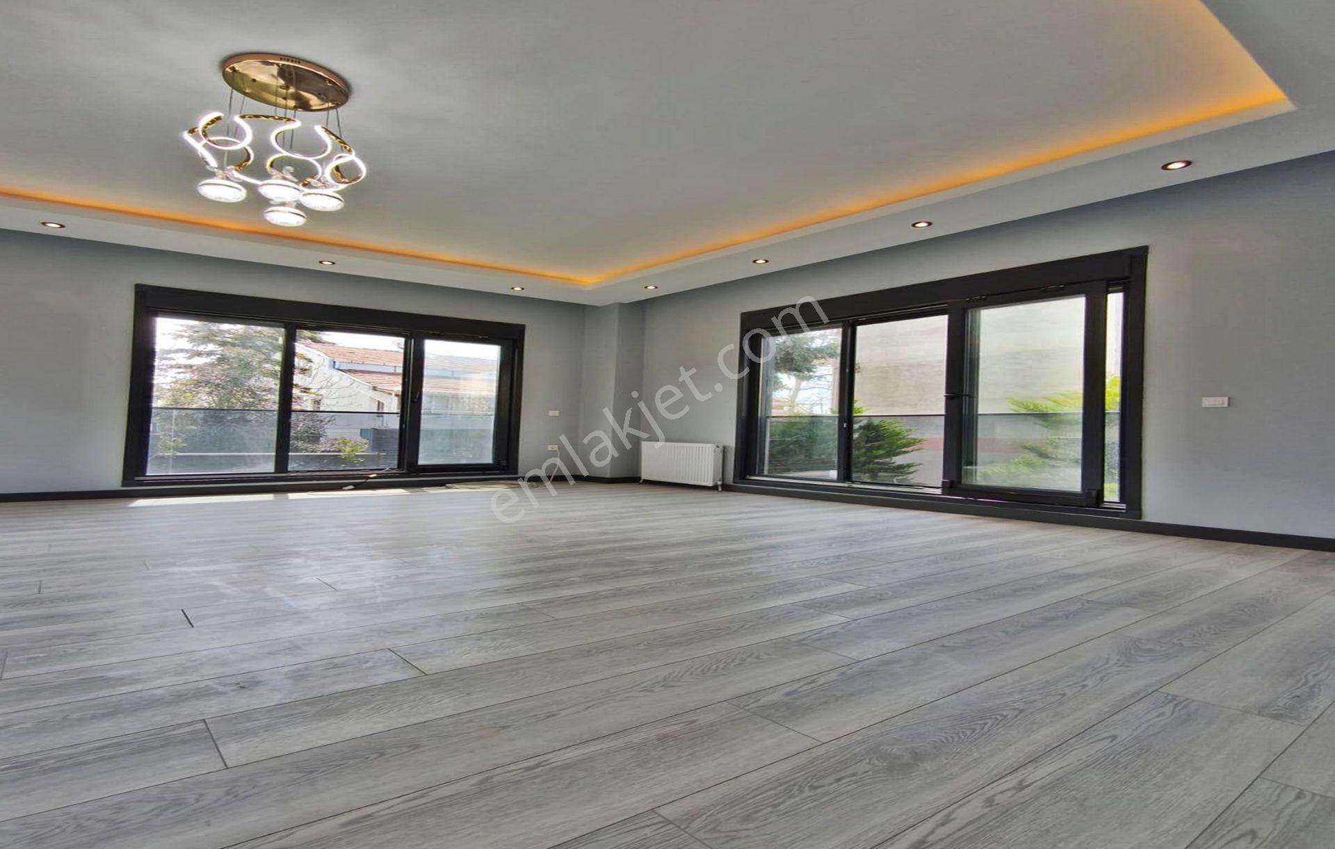 Güzelce'de Müstakil Bahçeli Havuzlu Deniz Manzaralı 6+2 Villa !! - Görsel 35