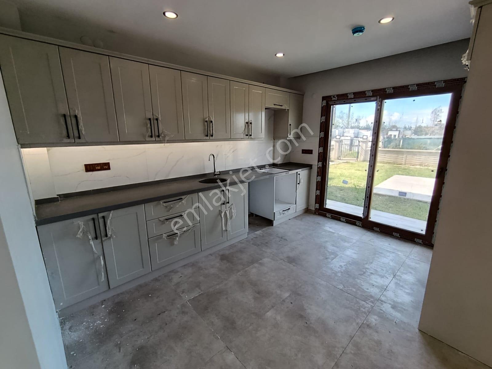 Havuzlu Sitede Sıfır Müstakil Villa, Sahile 1 Km Mesafede - Görsel 2
