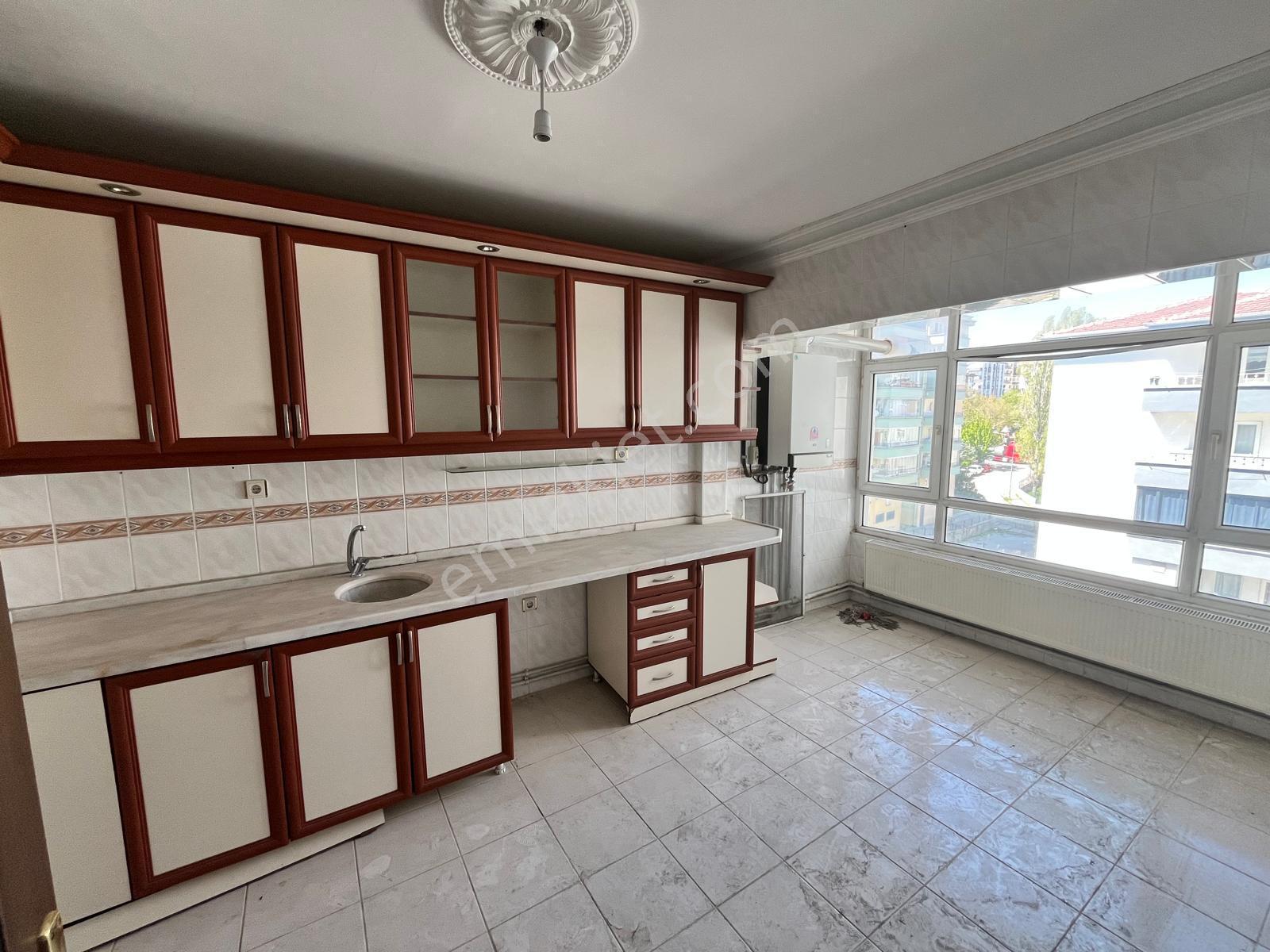 Danışment Yakını Yunus Emre Cad. Üzerinde Asansörlü Site İçi 3+1 - Görsel 34