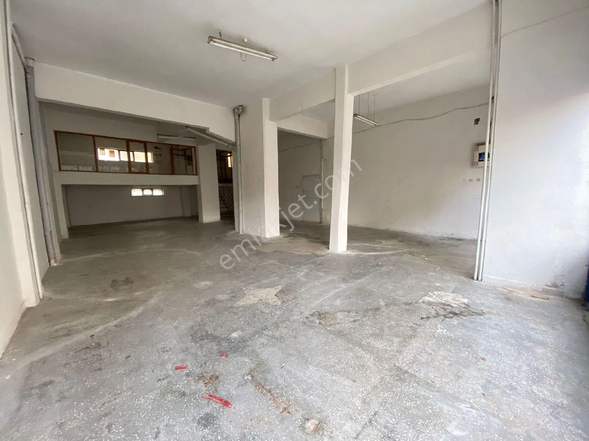 Kıbrıs Caddesinde Geniş Kiralık Dükkan - Görsel 3
