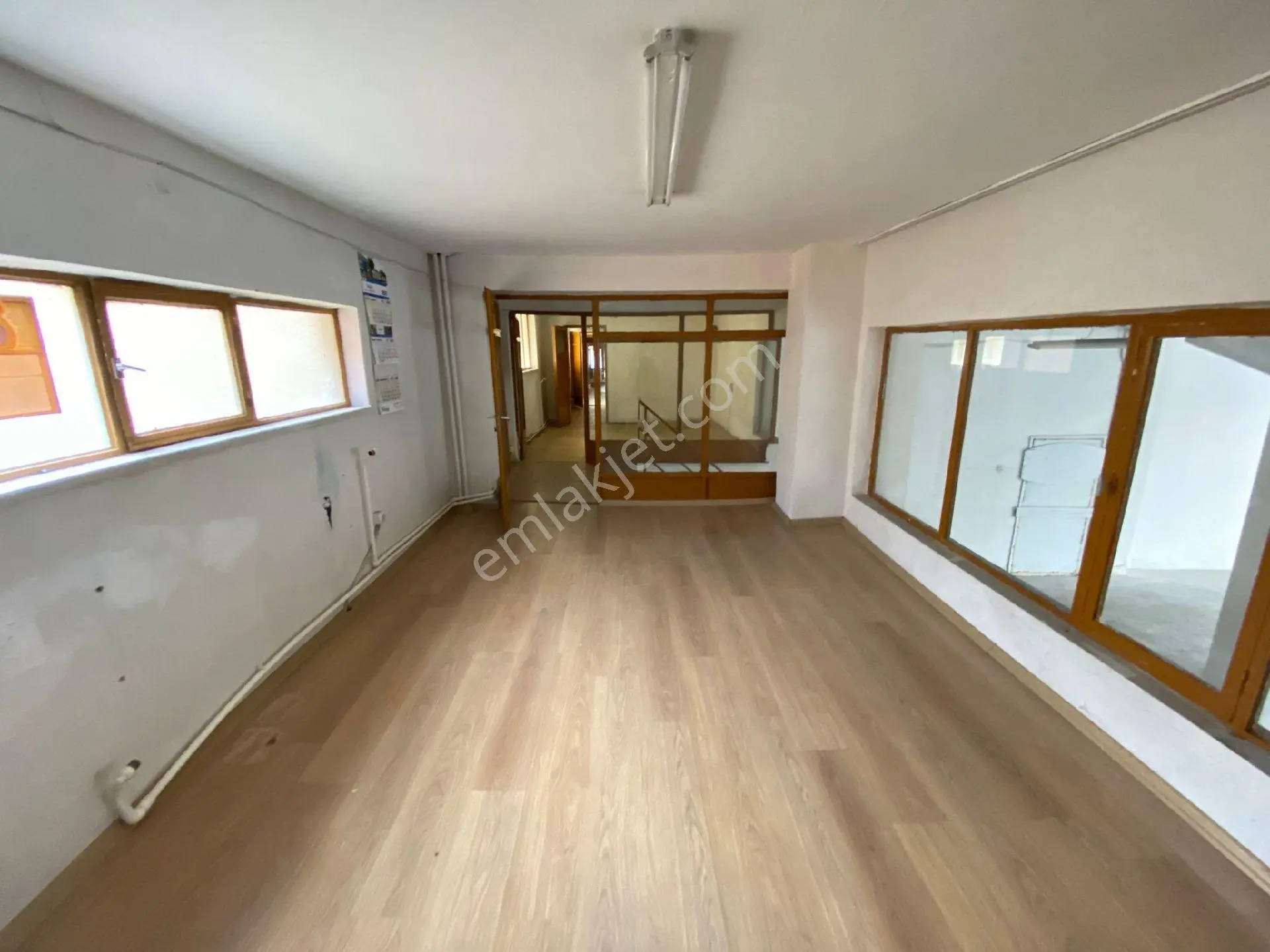 Kıbrıs Caddesinde Geniş Kiralık Dükkan - Görsel 5