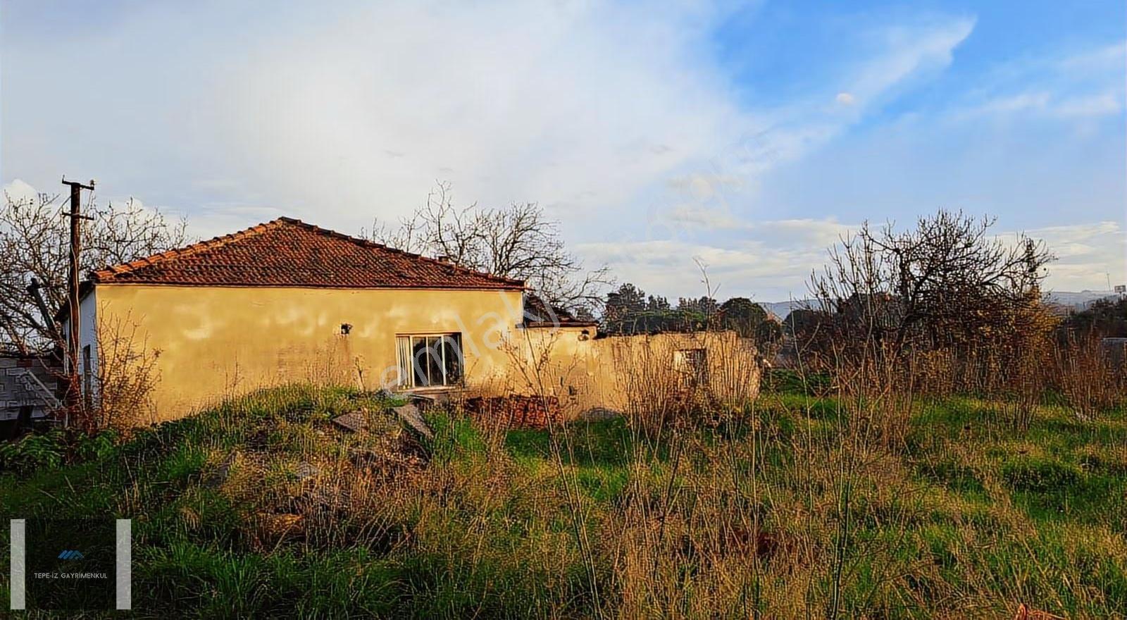 Urla Atatürk Mhlesi 1/5000lik De 10.858m² Köy Evi Bulunan Tarla