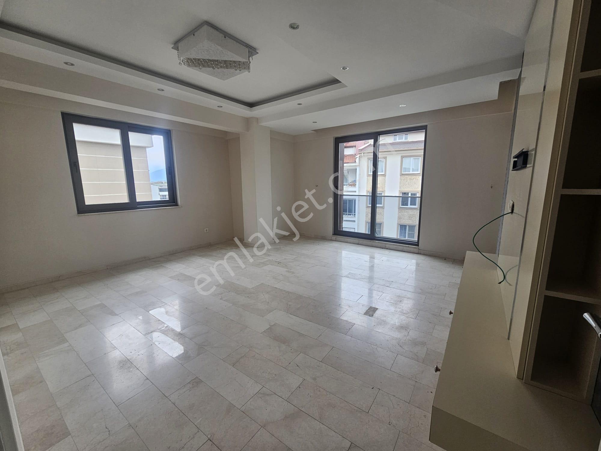 Denizli Çakmak Mahallesi’nde Geniş 3+1, Cam Balkonlu Kiralık Daire
