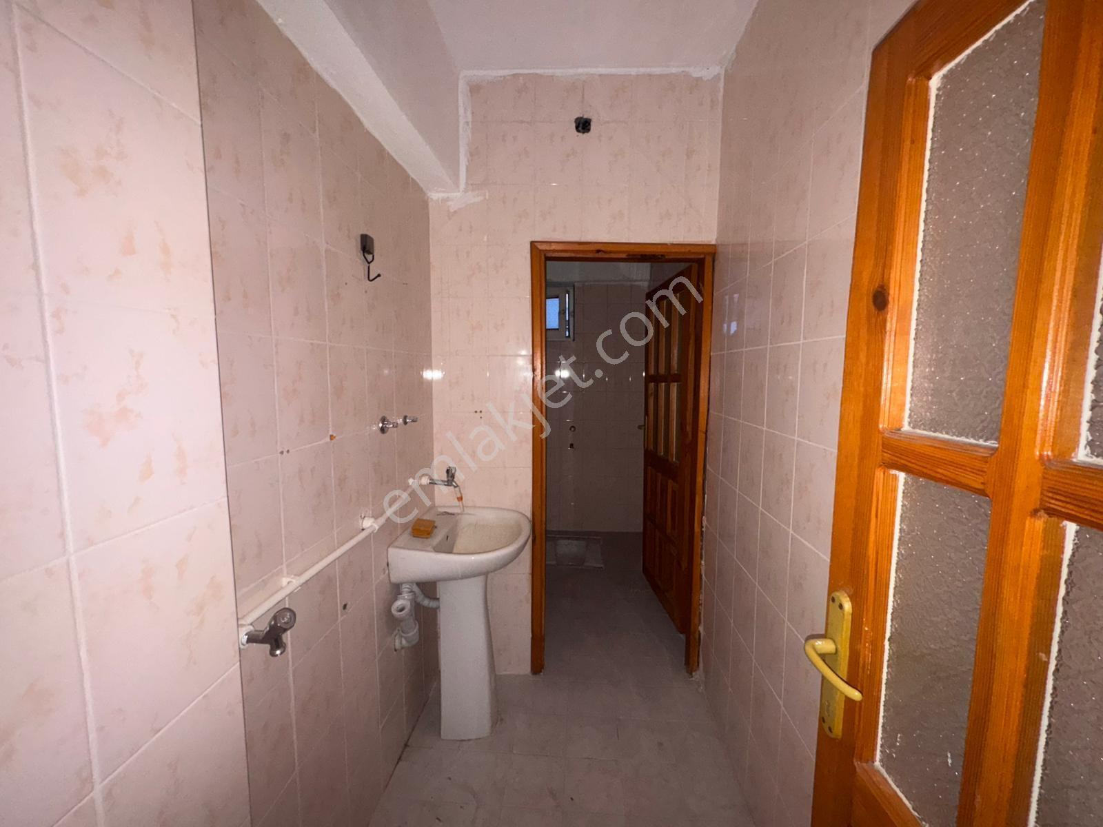 Maliye Yakınlarında Arakat Balkonlu 3+1 Site İçerisinde Kiralık - Görsel 2