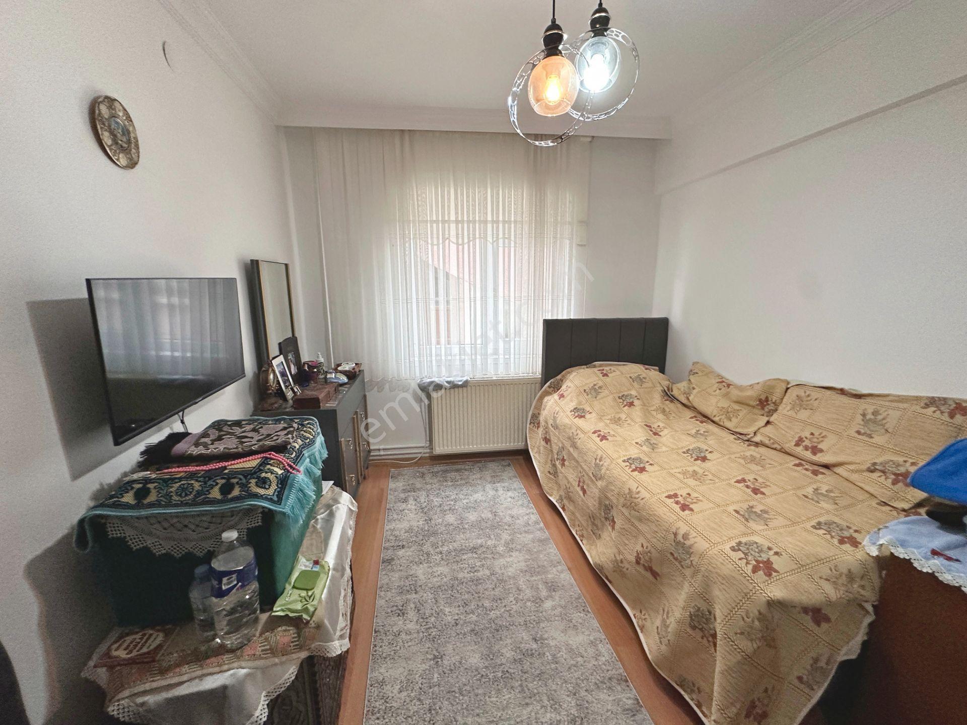 Tıp Fakültesi Cadde Yakınında Ara Katta Ön Cephede 3+1 Satılık - Görsel 21