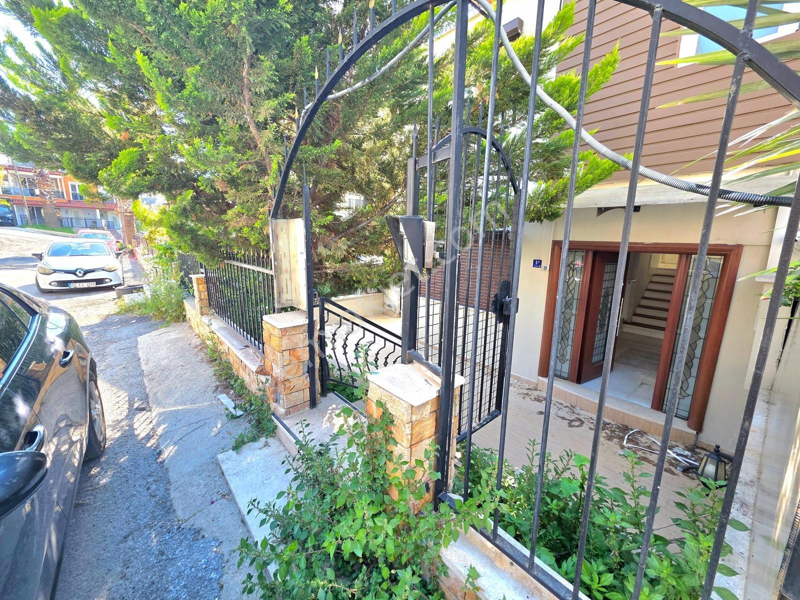 Kuşadası Marina Bölgesinde Geniş Doğalgazlı Satılık Villa - Görsel 31