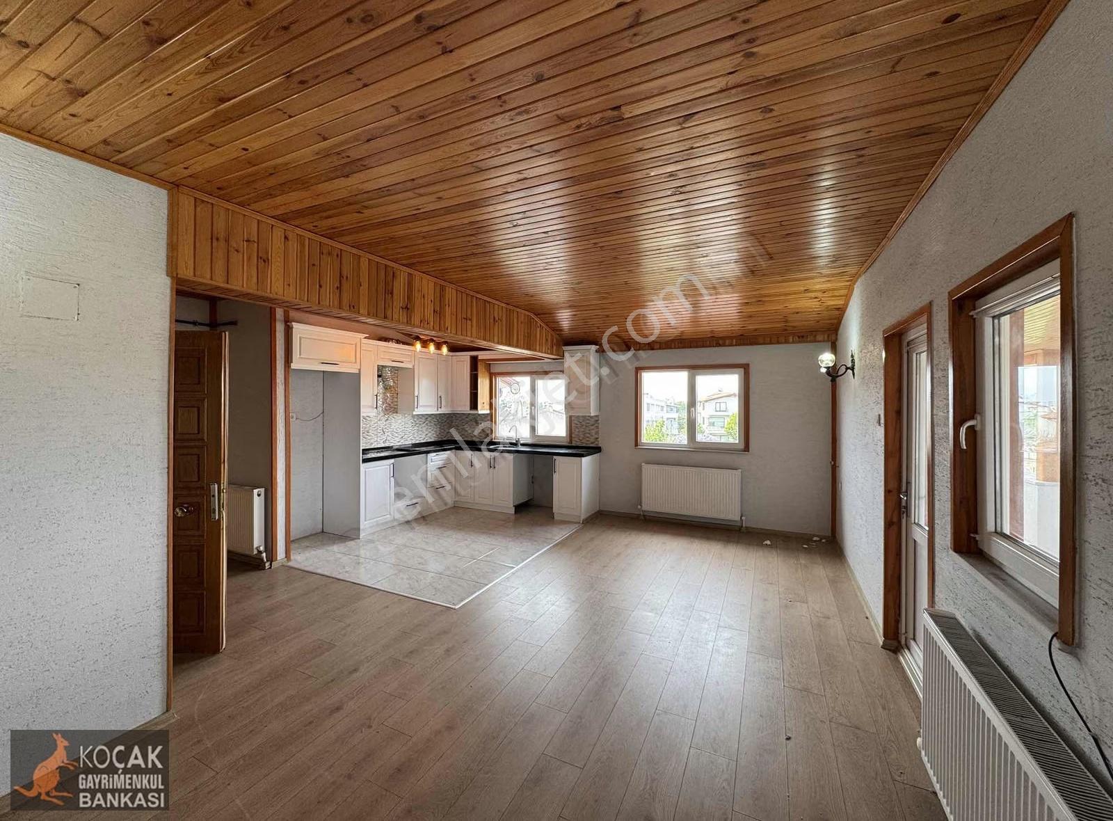 Göl Sahile Yakın Mesafede Geniş 1+1 Kiralık Daire
