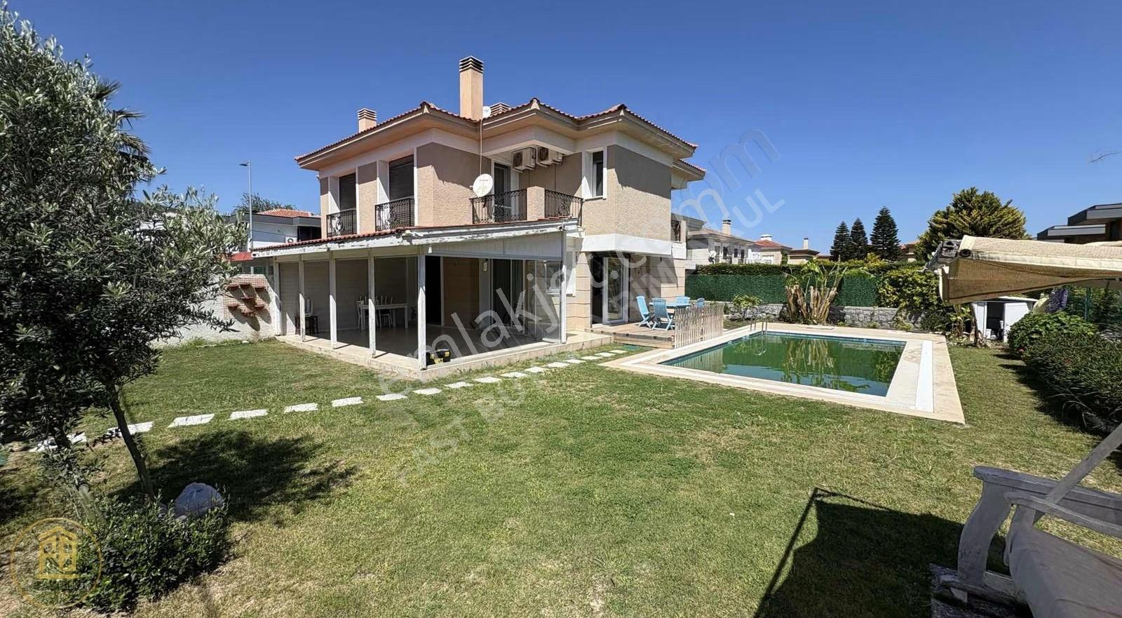 Alaçatı Göbene Müstakil Havuzlu 3+1 Kiralık Villa