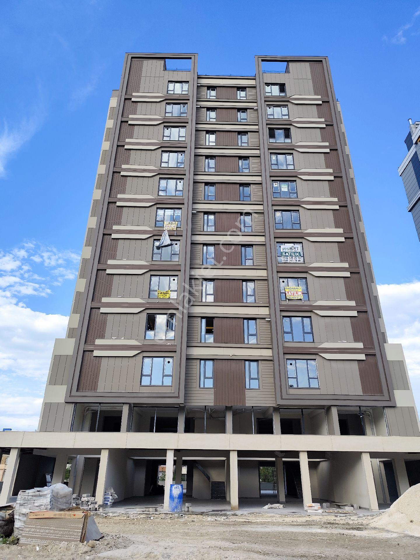 Karşıyaka'da Kiralık Sıfır Eşyalı 1+1 Ara Kat Daire