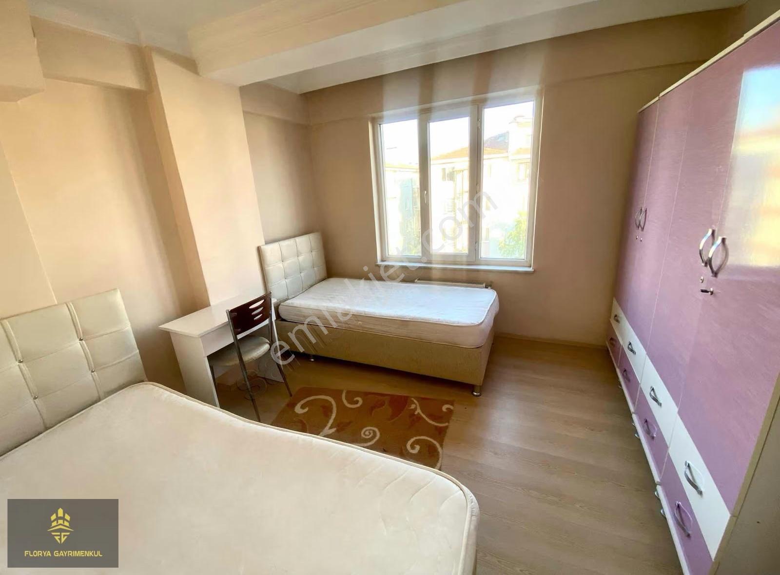 Üniversite Caddesi Yakını Eşyalı Ayrı Mutfaklı 1+1
