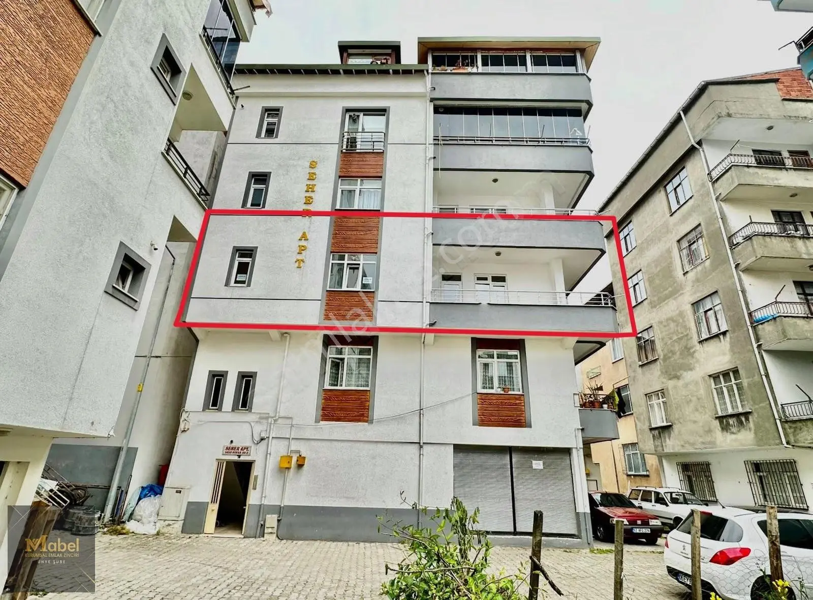 Çarşı Merkezinde Özel Bakımlı Masrafsız Asansörlü 140 M2 3+1