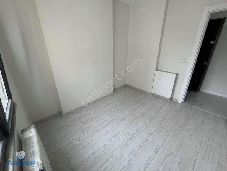 Turyap'tan Kozyatağı Minibüs Caddesi'nde Ara Kat Sıfır 2+1 - Görsel 4